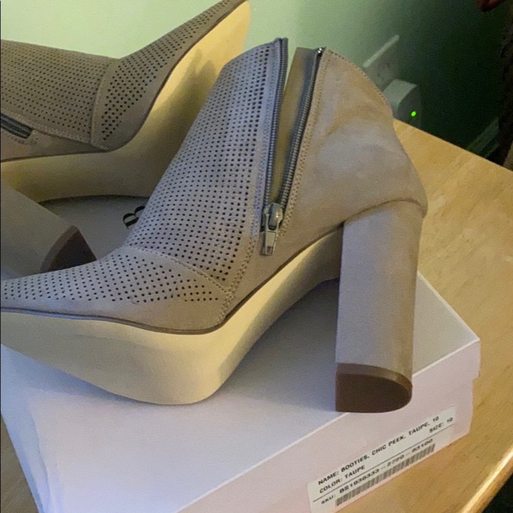 Women’s Bootie - Picture 5 of 8